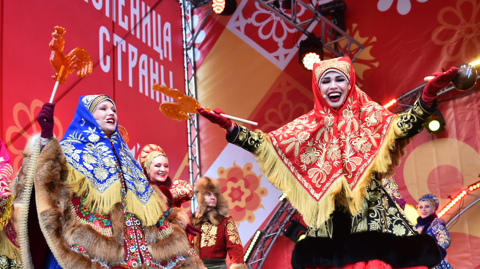 Артисты с большими леденцами "Петушки" 