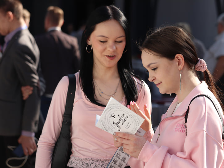 Конкурс проводился в номинациях «Гастрономический сувенир», «Декоративно-прикладной сувенир», «Музейный сувенир», «Полиграфический сувенир», «Сувенирный набор», «Сувенир маршрута «Золотое кольцо России». На фото: книга-сувенир «Ярославские словечки», Фонд Яна Левина