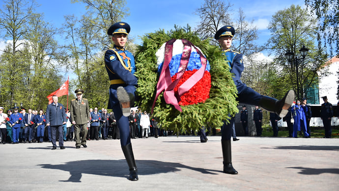 С сединою на висках