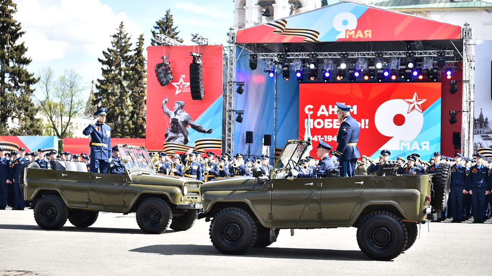 В торжественных мероприятиях на Советской площади приняли участие более пяти тысяч человек