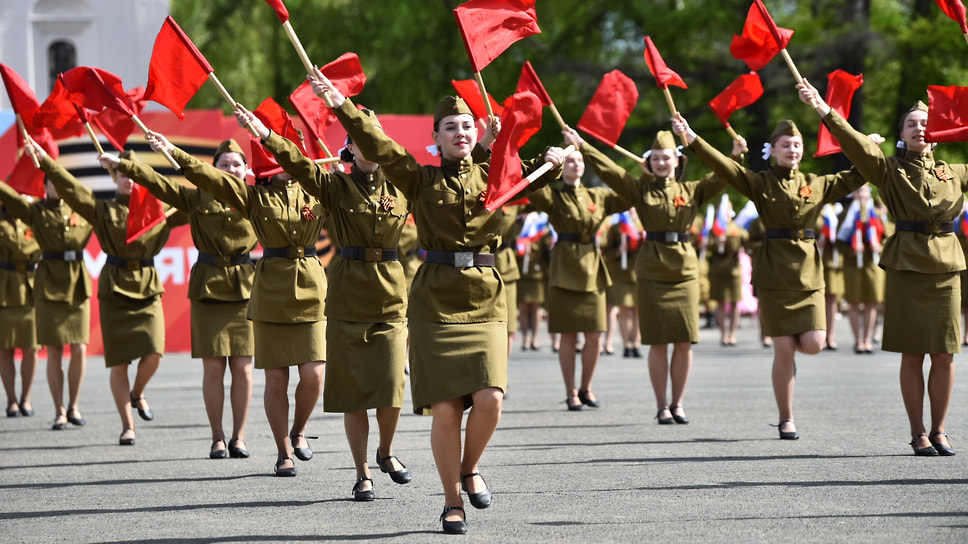 На Советской площади в течение дня выступили творческие коллективы, вечером состоится концерт