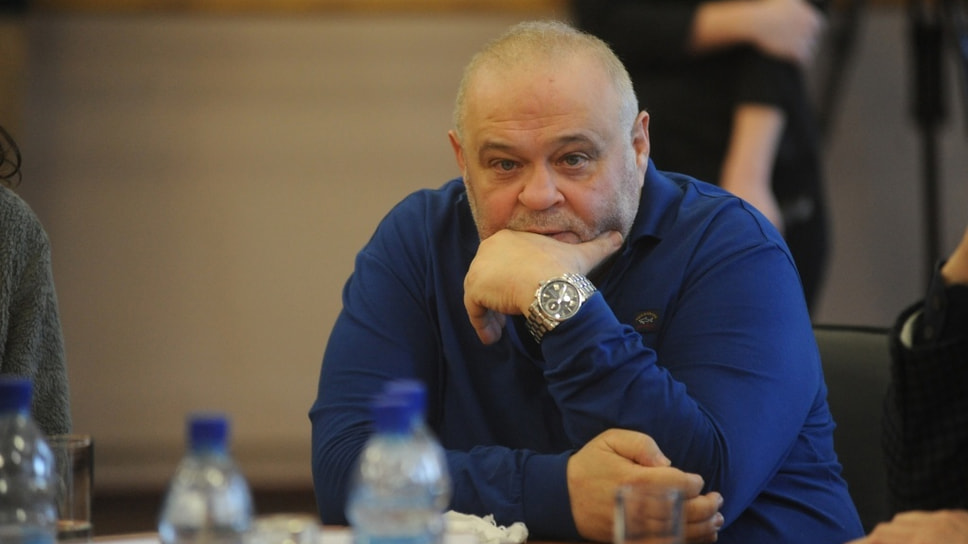 «Кто же не хочет Гамлета сыграть? Ну, я не хочу. Я бы сыграл Фальстафа (комический персонаж Шекспира). Мечтал, но уже не сыграю, и время ушло».  Юрий Ваксман родился в Тирасполе. Окончив Воронежский театральный институт, он из пяти предложений выбрал Ярославский ТЮЗ. Практически с открытия ТЮЗа и до 1992 года господин Ваксман служил в театре 