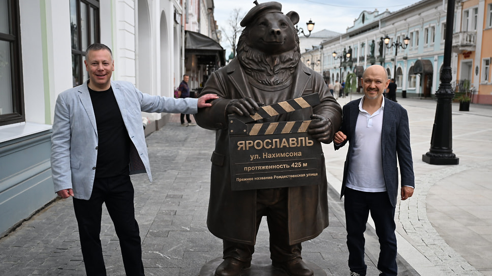 Михаил Евраев и президент Международного кинофестиваля «В кругу семьи» и режиссер фильма «Улица Ангела» Александр Ковтунец у новой скульптуры на улице Нахимсона
