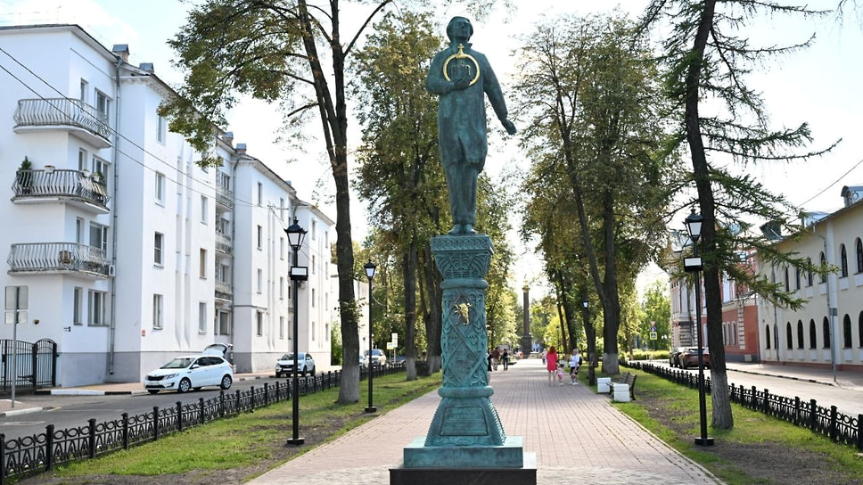 Среди элементов памятника – колонна с фигурой и кольцо из сусального золота