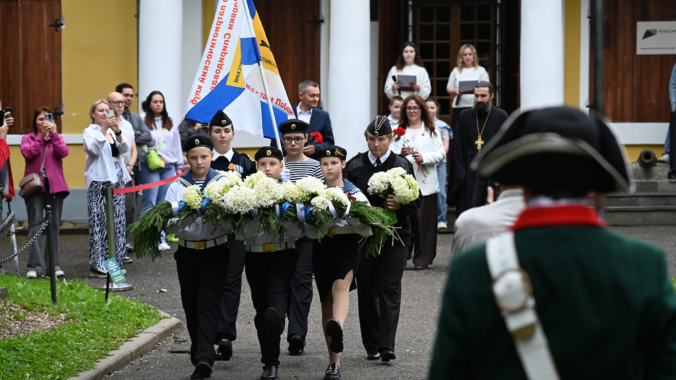 Возложение цветов к памятнику Петру Первому