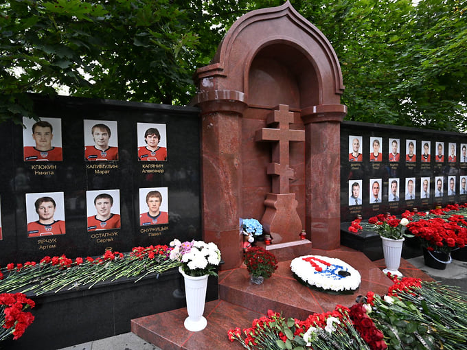 Мемориал памяти команды на кладбище  