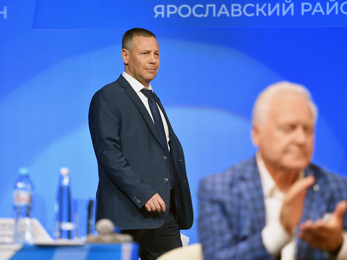 В кадровом вопросе Михаил Евраев делал ставку как на приезжих специалистов, так и на местных управленцев и политиков. Востребован оказался и опыт первого губернатора Анатолия Лисицына