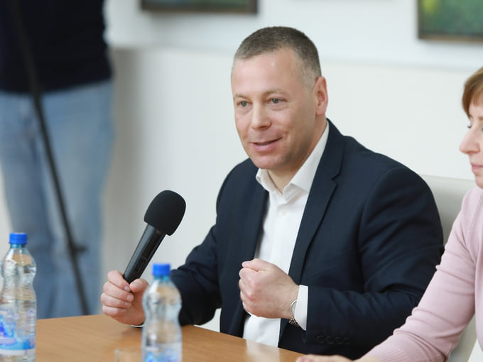 Михаил Евраев охотно общается с прессой и жителями. Встречи с журналистами и блогерами, прямые линии с жителями длятся по несколько часов