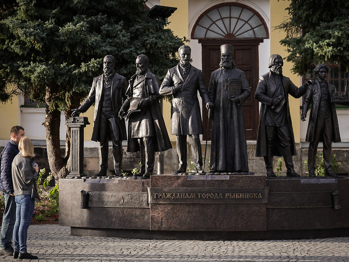 На Соборной площади установили композицию «Гражданам города Рыбинска». Она увековечила городского голову Константина Расторгуева, купцов и благотворителей Василия Карякина, Николая Тюменева, Ивана и Андрея Миклютиных, протоиерея и краеведа Матвея Гомилевского