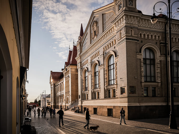 Пешеходной стала часть Волжской набережной около здания Новой хлебной биржи, где сейчас расположен музей-заповедник