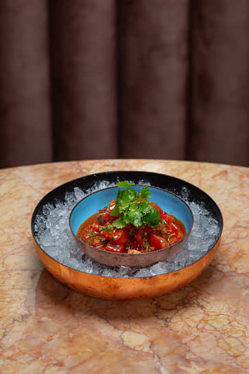 Севиче из нерки с томатами и соусом кимчи, бар More Seafood Bar, Владивосток 