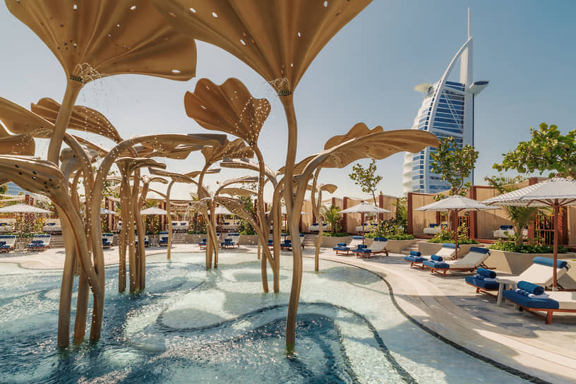 На территории отеля Jumeirah Marsa Al Arab 