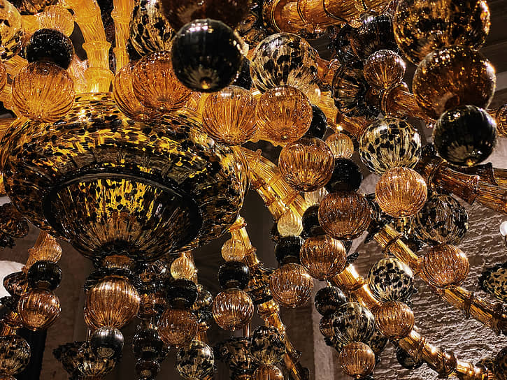 Люстра в бутике Dolce & Gabbana Casa