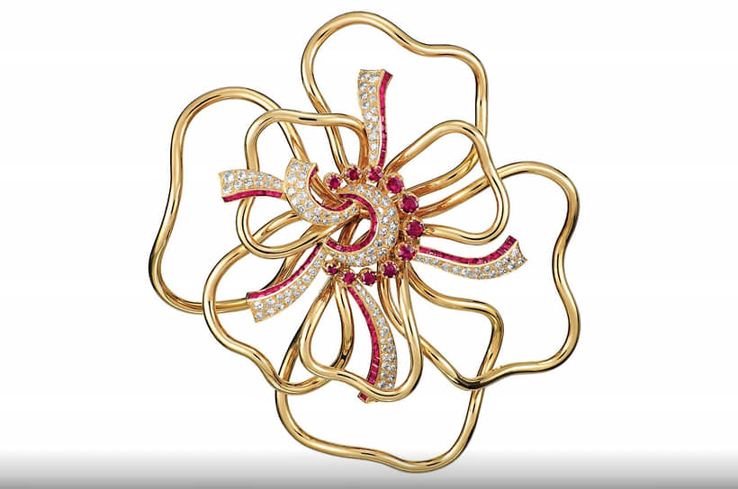 Украшение из экспозиции выставки Van Cleef & Arpels High Jewelry x Masterpieces from the MAK Collection