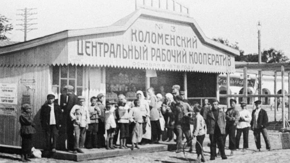 В кооперативной торговле уровень цен был немного выше, чем в государственной, но заметно ниже, чем в частных магазинах 