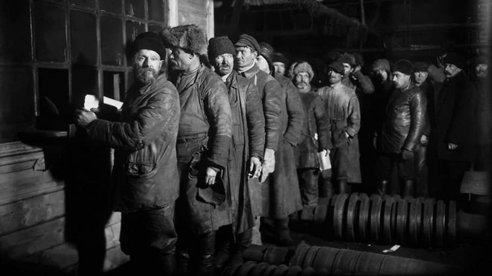 Завод «Красный путиловец». Очередь за зарплатой, 1926 год 