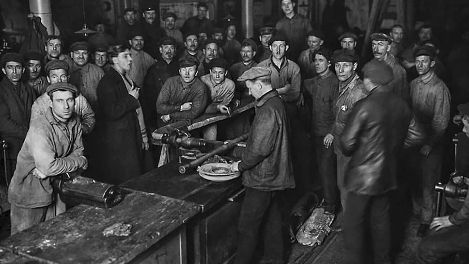 В 1925 году был официально объявлен курс на индустриализацию, что привело к коренным изменениям рынка труда. На фото — рабочие ремонтной мастерской фабрики «Красный треугольник» слушают лекцию об индустриализации страны 