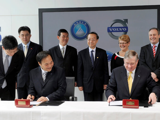 Основатель Geely Ли Шуфу и финансовый директор Ford Motor Льюис Бут подписывают соглашение о покупке Geely 100% акций Volvo Cars. 2010 год
