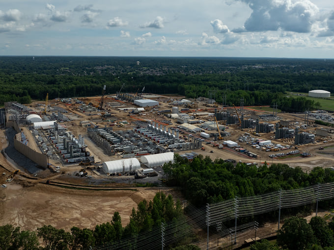 Вид с дрона на газовые турбины, которые будут задействованы в электроснабжении дата-центра и суперкомпьютерного кластера компании xAI Илона Маска в Саутхейвене, штат Миссисипи 