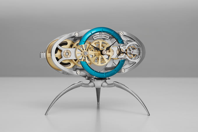 Созданные вместе c MB&F настольные часы Nostromo c 14-дневным запасом хода стоят 12 тыс. швейцарских франков и собираются покупателем самостоятельно, но отбоя от покупателей не было в первый же день Geneva Watch Days