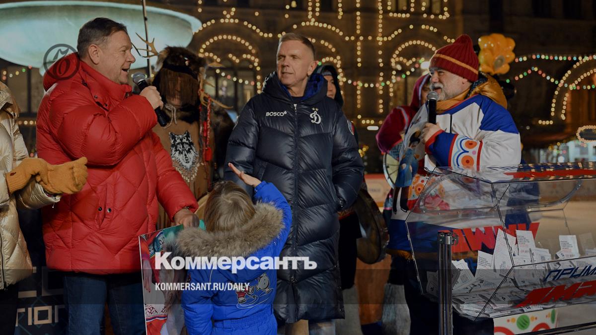 На ГУМ-катке разыграли поездку к оленеводам