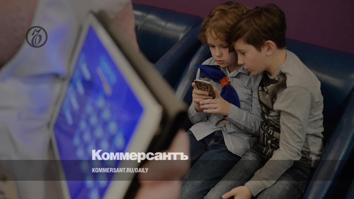 Минцифры предложило ужесточить правила для детских SIM-карт и корпоративной связи