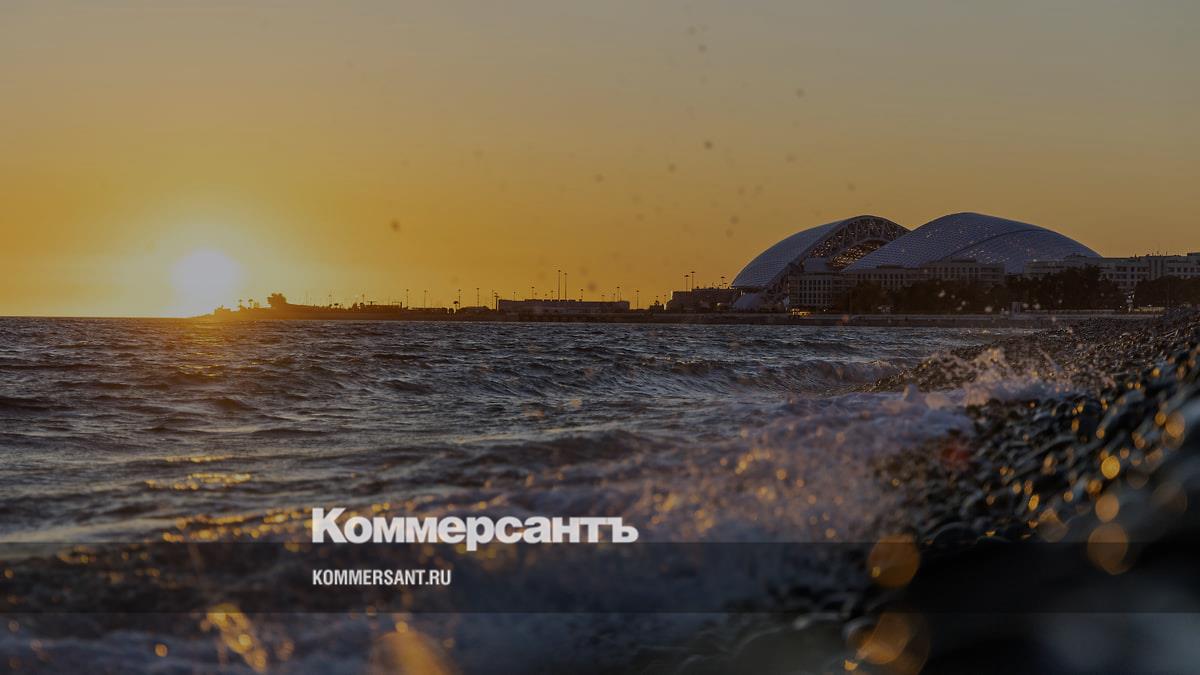 Беспилотники атаковали Сочи и «Сириус»: загорелась нефтебаза, на заправках выстроились очереди