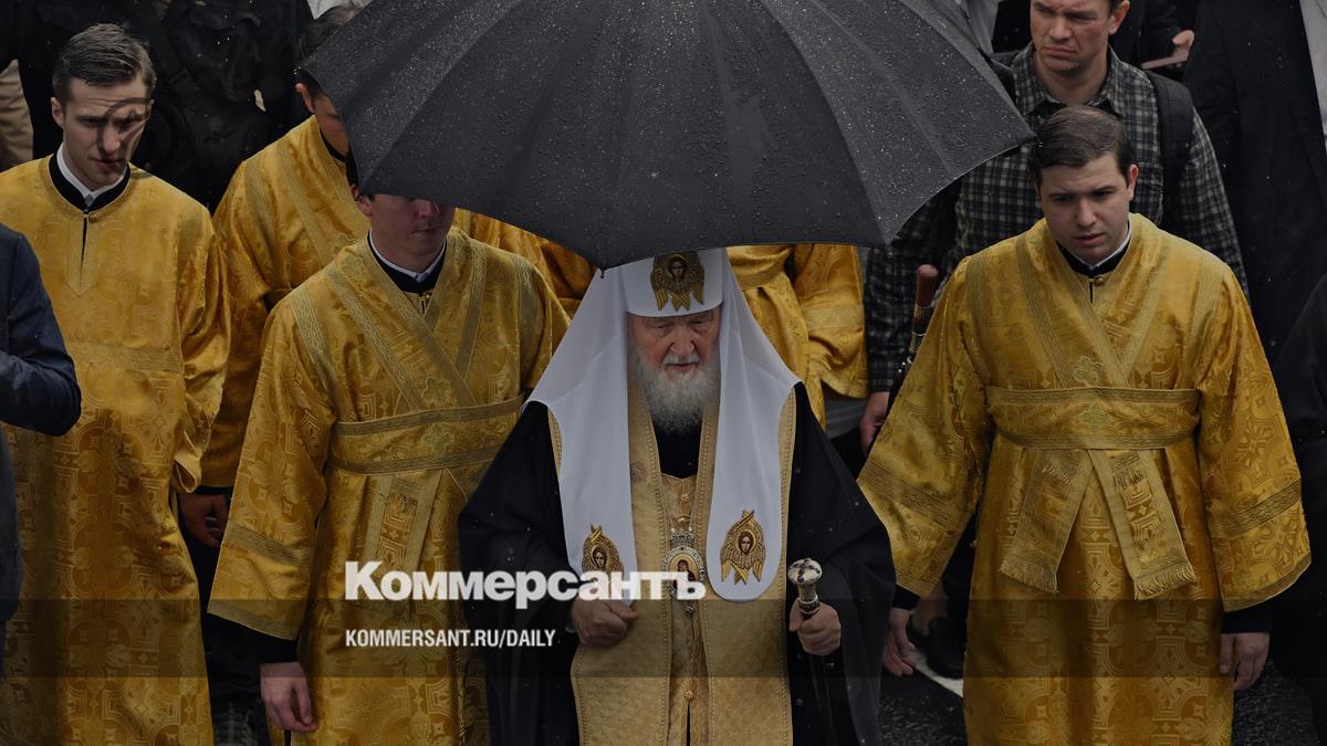 Сто тысяч человек прошли под ливнем крестным ходом по московским набережным с патриархом Кириллом