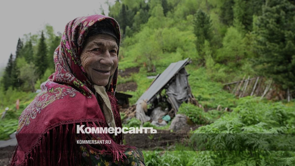Агафью Лыкову снабдили петардами и сигнальными ракетами для защиты от медведей