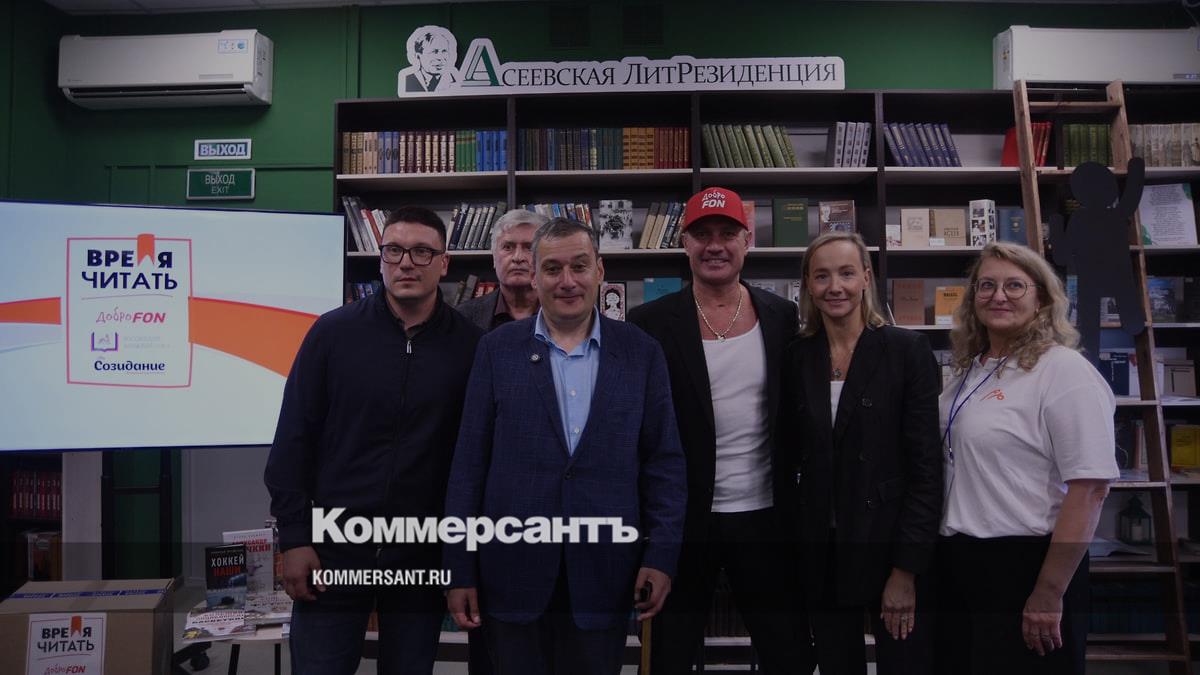 Роман Костомаров и «ДоброFON» передали 3600 книг библиотекам Курской области