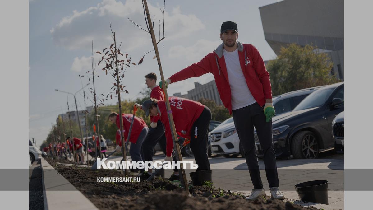 Хоккеисты «Авангарда» высадили 61 черемуху у СКК имени Блинова в Омске