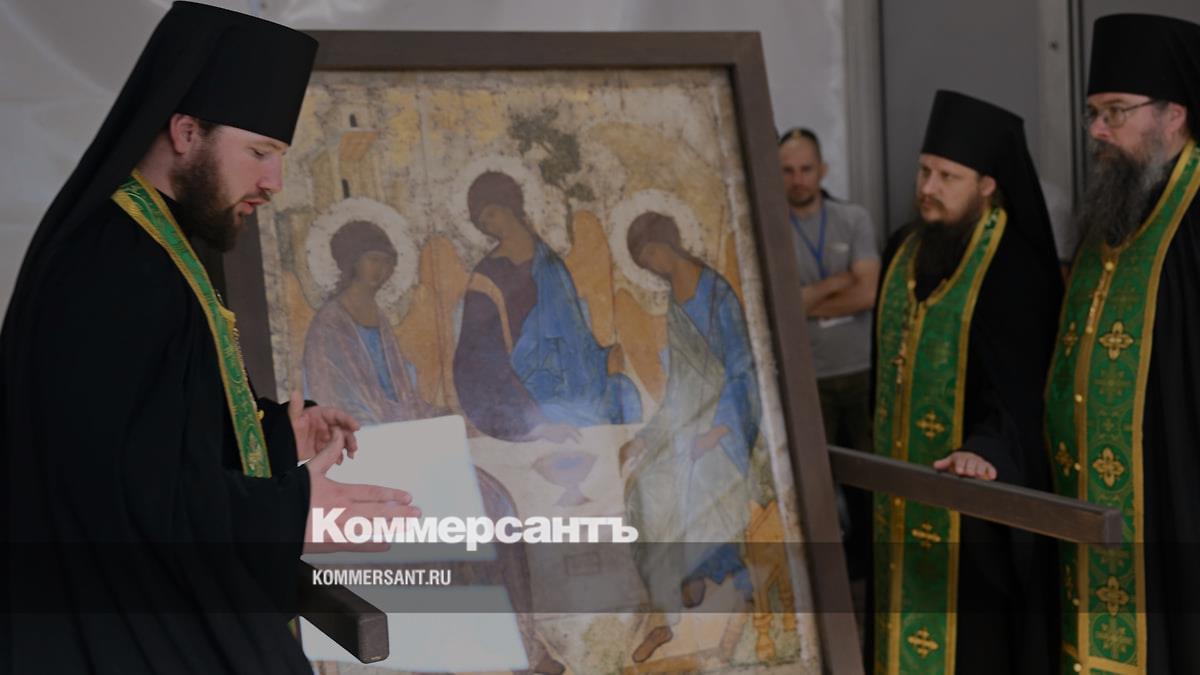 «Троицу» Рублева вернули в иконостас Троицкого собора Троице-Сергиевой лавры