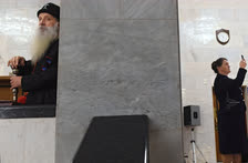 Январь. Москва. Первоиерарх Русской православной старообрядческой церкви, митрополит Московский и всея Руси Корнилий (слева) перед началом XXV Международных рождественских образовательных чтений в Государственной думе