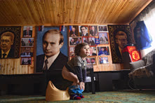 Февраль. Владимирская область. Мальчик Путин Джахонгирович Джураев, названный в честь президента России Владимира Путина, в доме переселенцев из Таджикистана