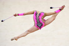 Февраль. Москва. Израильская гимнастка Линой Ашрам во время выступления с булавами на международном турнире «Гран-при Москва 2017»