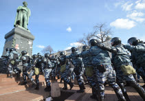 Март. Москва. Сотрудники ОМОНа во время несанкционированной акции против коррупции на Пушкинской площади