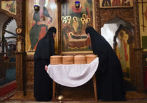 Апрель. Ярославская область. Монахини Николо-Сольбинского женского монастыря укладывают артос (пасхальный хлеб) перед началом пасхального богослужения