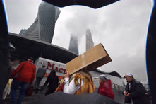 Апрель. Москва. Посетители торгового центра «Афимолл», эвакуированные после сообщения в полицию о подозрительном предмете