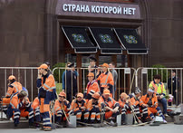 Май. Москва. Сотрудники коммунальных служб города на Тверской улице