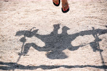 Август. Крым. Девушка на качелях на пляже