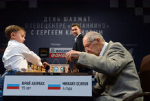 Август. Москва. Благотворительный шахматный поединок в телецентре «Останкино». Слева направо: четырехлетний шахматист Михаил Осипов, гроссмейстер Юрий Авербах, чемпион мира по быстрым шахматам и блицу, вице-чемпион мира Сергей Карякин