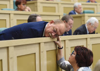 Октябрь. Москва. Сенаторы Геннадий Орденов и Людмила Талабаева перед началом заседания Совета федерации