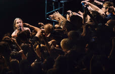 Октябрь. Москва. Игги Поп во время выступления на сцене клуба Stadium