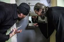 Октябрь. Москва. Священнослужители во время посещения заключенных в СИЗО №2