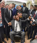 Декабрь. Москва. Президент России Владимир Путин, Пеле (в центре) и Диего Марадона (второй справа) на приеме перед финальной жеребьевкой чемпионата мира по футболу FIFA 2018 в концертном зале Государственного Кремлевского дворца