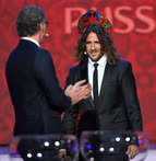 Декабрь. Москва. Испанский футболист Карлес Пуйоль (справа) во время финальной жеребьевки чемпионата мира по футболу FIFA 2018 в концертном зале Государственного Кремлевского дворца