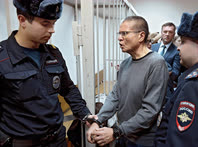 Декабрь, Москва. Взятие под стражу бывшего министра экономического развития России Алексея Улюкаева после оглашения приговора в Замоскворецком районном суде. Суд приговорил его к восьми годам строгого режима