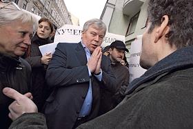 Пикет пострадавших дольщиков строительства, приуроченный к заседанию рабочей группы по поиску механизмов урегулирования проблемы обманутых участников долевого строительства жилья.
