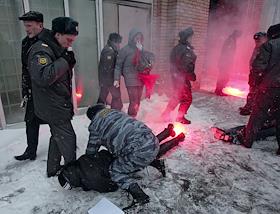 Митинг в защиту политзаключенных, организованный национал-большевиками, у здания главного следственного управления ГУВД Москвы