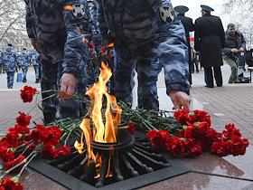 Построение личного состава ОМОН у Вечного огня Мемориала героической обороны Севастополя 1941-1942 гг. и награждение бойцов, исполнявших обязанности военной службы при массовых беспорядках на многомесячном протесте в Киеве в 2013 — 2014 годах